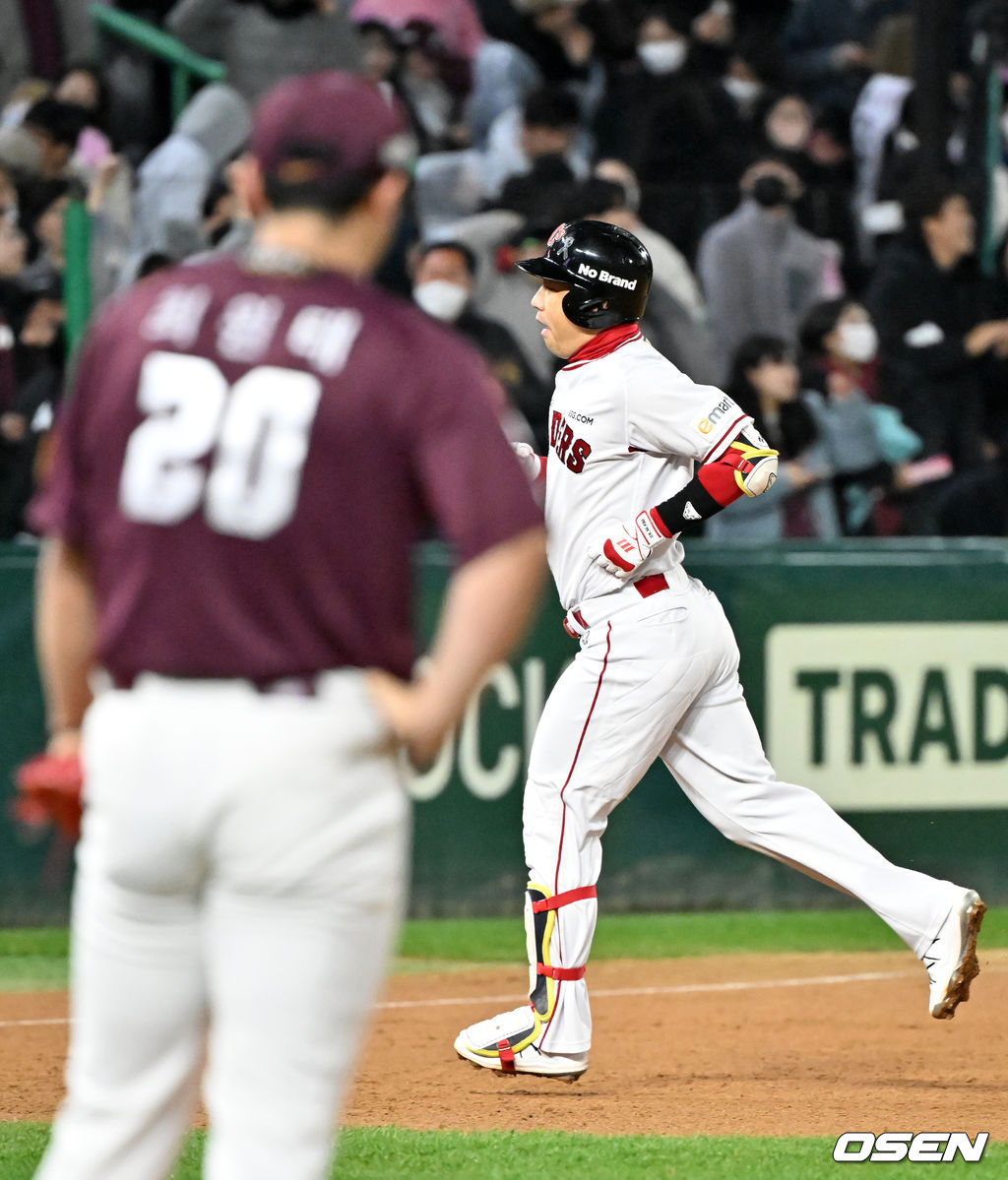 7일 오후 인천 SSG랜더스필드에서 ‘2022 KBO리그 포스트시즌 한국시리즈’ 5차전 SSG 랜더스와 키움 히어로즈의 경기가 열려 SSG가 김강민의 9회말 끝내기 스리런 홈런으로 5-4를 기록하며 극적인 역전승을 거두었다. SSG가 극적인 역전승으로 한국시리즈 우승에 1승만 남겨뒀다.9회말 무사 1,3루 SSG 김강민이 끝내기 스리런 홈런을 치고 그라운드를 돌고 있다. 2022.11.07/ rumi@osen.co.kr