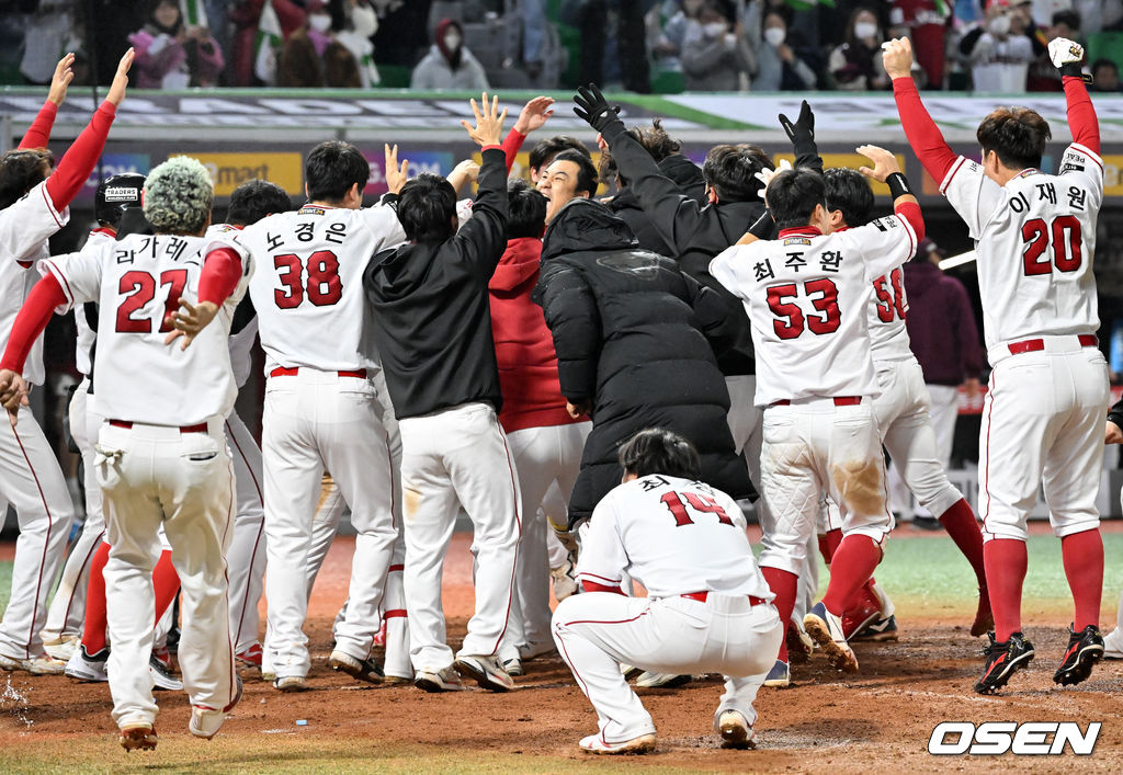 7일 오후 인천 SSG랜더스필드에서 ‘2022 KBO리그 포스트시즌 한국시리즈’ 5차전 SSG 랜더스와 키움 히어로즈의 경기가 열려 SSG가 김강민의 9회말 끝내기 스리런 홈런으로 5-4를 기록하며 극적인 역전승을 거두었다.SSG가 극적인 역전승으로 한국시리즈 우승에 1승만 남겨뒀다.경기를 마치고 SSG 김강민이 동료들과 기뻐하고 있다. 2022.11.07/ rumi@osen.co.kr