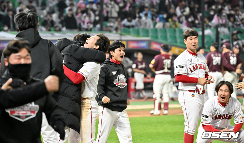 7일 오후 인천 SSG랜더스필드에서 ‘2022 KBO리그 포스트시즌 한국시리즈’ 5차전 SSG 랜더스와 키움 히어로즈의 경기가 열려 SSG가 김강민의 9회말 끝내기 스리런 홈런으로 5-4를 기록하며 극적인 역전승을 거두었다.SSG가 극적인 역전승으로 한국시리즈 우승에 1승만 남겨뒀다.경기를 마치고 SSG 선수들이 기뻐할때 키움 선수들이 아쉬워하고 있다. 2022.11.07/ rumi@osen.co.kr