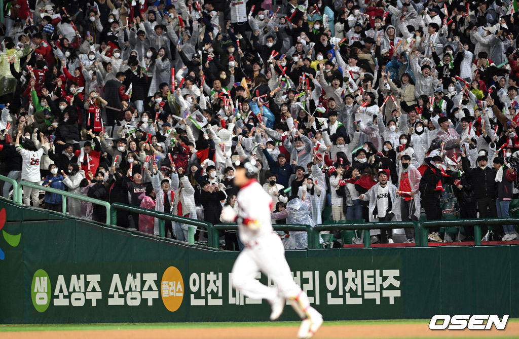 7일 오후 인천 SSG랜더스필드에서 ‘2022 KBO리그 포스트시즌 한국시리즈’ 5차전 SSG 랜더스와 키움 히어로즈의 경기가 열려 SSG가 김강민의 9회말 끝내기 스리런 홈런으로 극적인 역전승을 거두었다.9회말 무사 1,3루 SSG 김강민이 끝내기 스리런 홈런을 치자 관중들이  환호하고 있다. 2022.11.07 / spjj@osen.co.kr