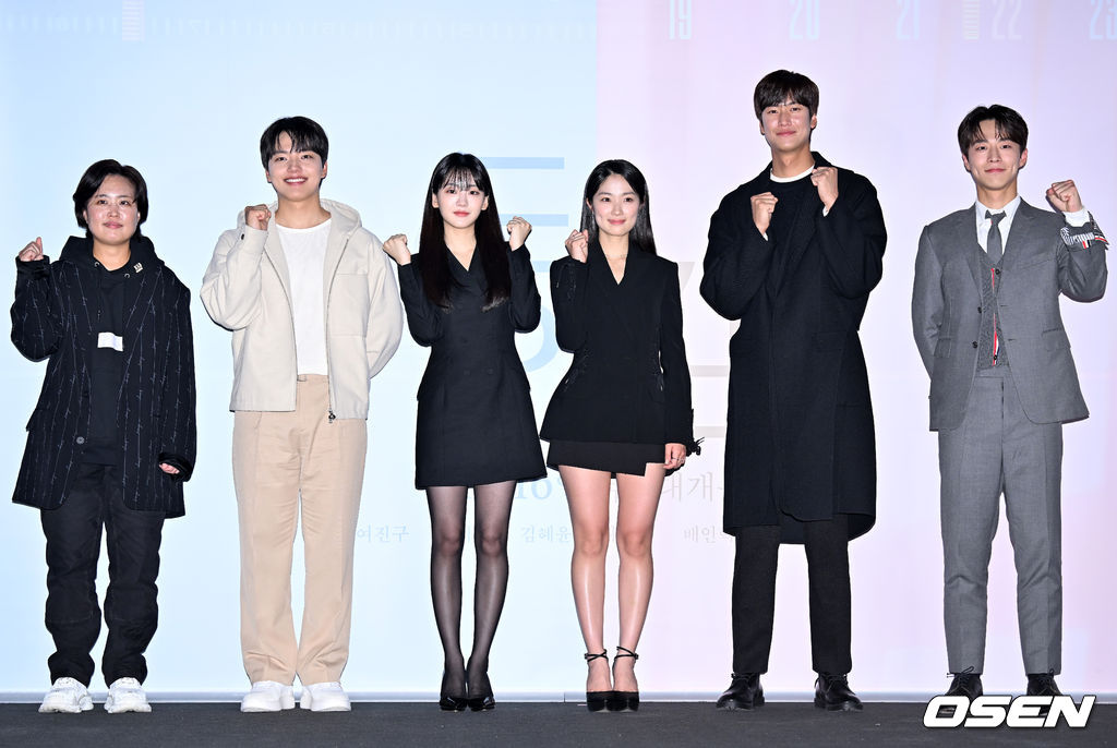 8일 오후 서울 용산구 CGV용산아이파크몰에서 영화 '동감' 언론배급시사회가 열렸다.이 자리에는 서은영 감독과 배우 여진구, 조이현, 김혜윤, 나인우, 배인혁이 참석했다. 무대 위에서 단체 포토타임이 진행되고 있다. 2022.11.08 / rumi@osen.co.kr