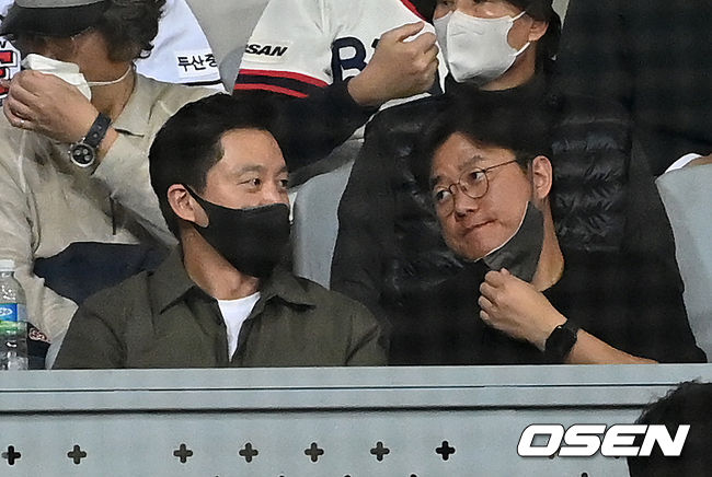 15일 오후 서울 고척스카이돔에서 KT 위즈와 두산 베어스의 2021시즌 KBO리그 한국시리즈 2차전이 열렸다.배우 이서진과 나영석 PD가 경기를 바라보고 있다. 2021.11.15 /sunday@osen.co.kr