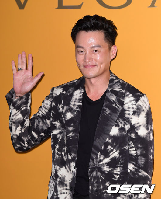 2일 오후 서울 롯데 에비뉴엘 본점에서 이탈리아 럭셔리 브랜드의 부티크 리뉴얼 오픈 이벤트가 열렸다.배우 이서진이 포토타임을 갖고 있다. /sunday@osen.co.kr