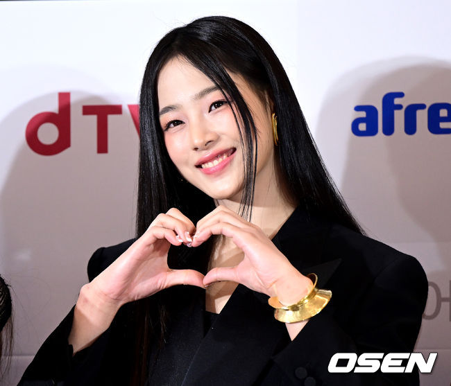 8일 오후 서울 방이동 올림픽공원 케이스포돔에서 '2022 더팩트 뮤직 어워즈(THE FACT MUSIC AWARDS, TMA)' 레드카펫 행사가 열렸다.걸그룹 뉴진스 민지가 포즈를 취하고 있다. 2022.10.08 / dreamer@osen.co.kr