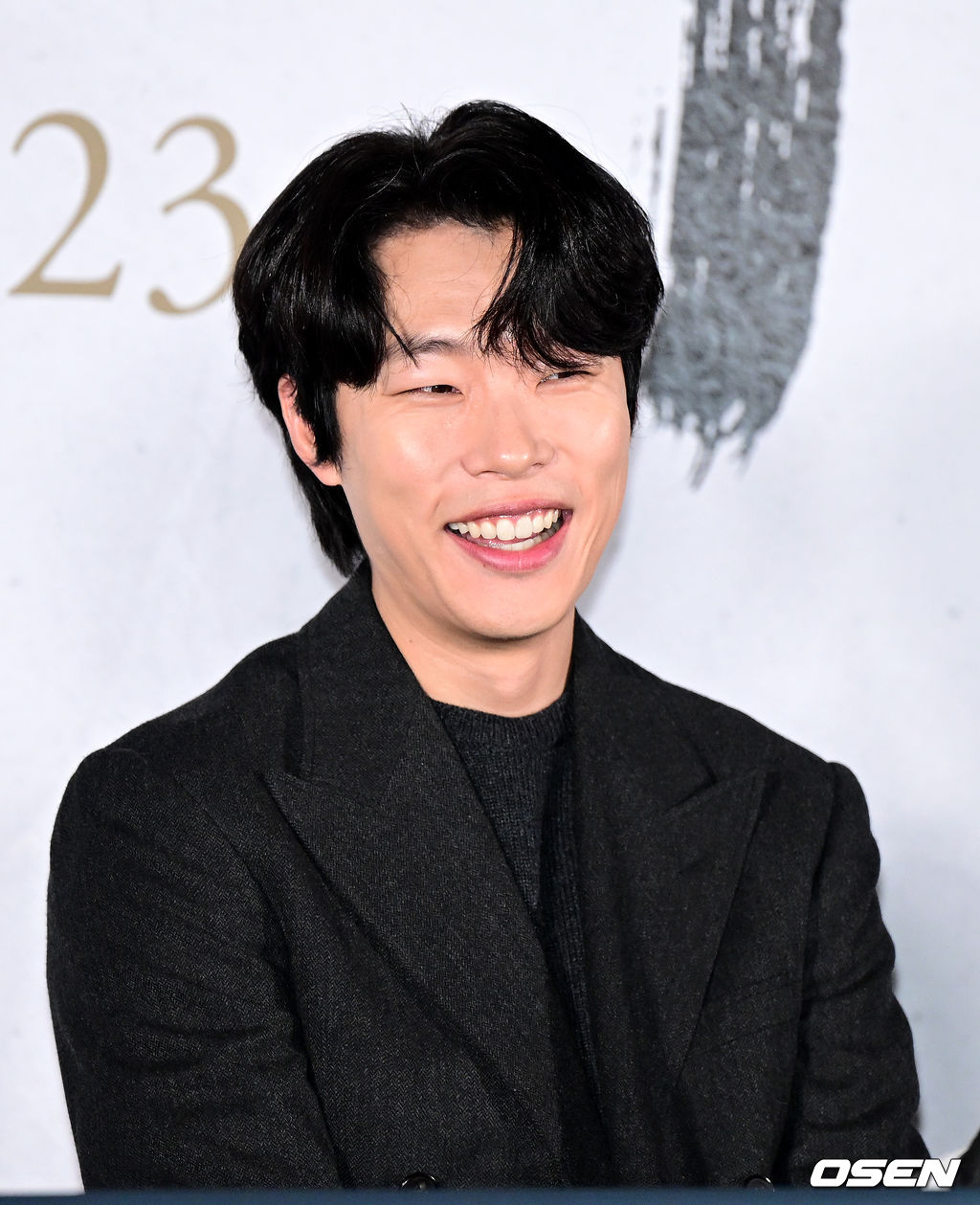 10일 오후 서울 용산 CGV에서 영화 ‘올빼미’ (감독 안태진) 언론시사회 및 기자간담회가 열렸다.영화 '올빼미'는 밤에만 앞이 보이는 맹인 침술사가 세자의 죽음을 목격한 후 진실을 밝히기 위해 벌이는 하룻밤의 사투를 그린 스릴러다.배우 류준열이 간담회에 참석해 취재진의 질문에 답하며 미소짓고 있다. 2022.11.10 / dreamer@osen.co.kr