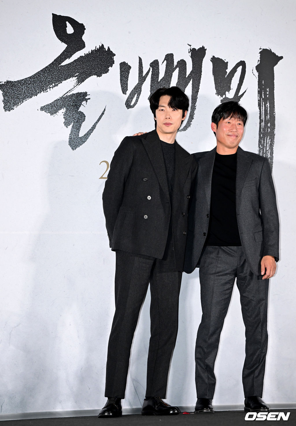 10일 오후 서울 용산 CGV에서 영화 ‘올빼미’ (감독 안태진) 언론시사회 및 기자간담회가 열렸다.영화 '올빼미'는 밤에만 앞이 보이는 맹인 침술사가 세자의 죽음을 목격한 후 진실을 밝히기 위해 벌이는 하룻밤의 사투를 그린 스릴러다.배우 류준열과 유해진이 포토타임을 하고 있다. 2022.11.10 / dreamer@osen.co.kr