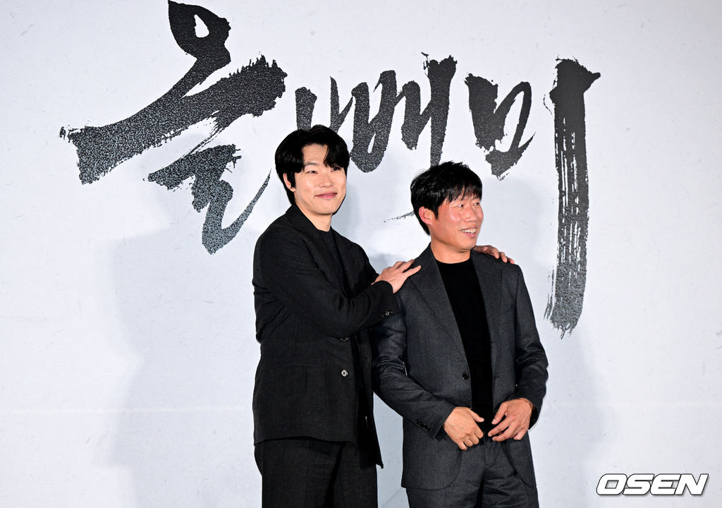 10일 오후 서울 용산 CGV에서 영화 ‘올빼미’ (감독 안태진) 언론시사회 및 기자간담회가 열렸다.영화 '올빼미'는 밤에만 앞이 보이는 맹인 침술사가 세자의 죽음을 목격한 후 진실을 밝히기 위해 벌이는 하룻밤의 사투를 그린 스릴러다.배우 류준열과 유해진이 포토타임을 하고 있다. 2022.11.10 / dreamer@osen.co.kr