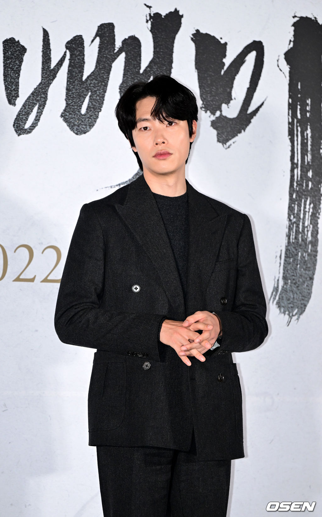 10일 오후 서울 용산 CGV에서 영화 ‘올빼미’ (감독 안태진) 언론시사회 및 기자간담회가 열렸다.영화 '올빼미'는 밤에만 앞이 보이는 맹인 침술사가 세자의 죽음을 목격한 후 진실을 밝히기 위해 벌이는 하룻밤의 사투를 그린 스릴러다.배우 류준열이 포토타임을 하고 있다. 2022.11.10 / dreamer@osen.co.kr