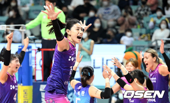 김연경-옐레나 쌍포를 앞세운 흥국생명이 GS칼텍스에 완승을 거뒀다.흥국생명은 10일 서울 장충체육관에서 열린 도드람 2022-2023 V리그 여자부 1라운드 GS칼텍스와의 원정경기에서 세트 스코어 3-0(25-16, 25-15, 25-14)으로 승리했다.경기 종료 후 흥국생명 김연경이 승리에 기뻐하고 있다. 2022.11.10 /cej@osen.co.kr