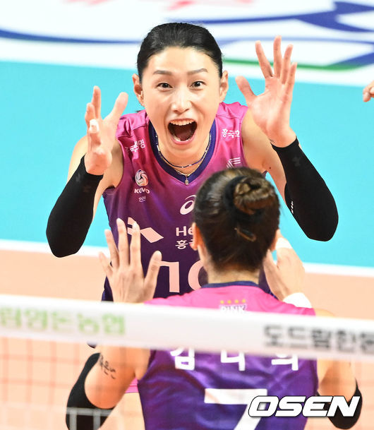 1세트 흥국생명 김연경이 김나희의 블로킹 성공에 기뻐하고 있다. 2022.11.10 /cej@osen.co.kr