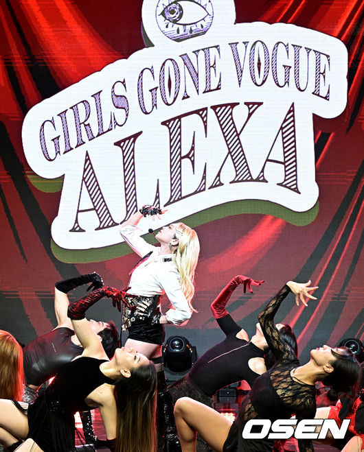 11일 오전 서울 청담동 일지아트홀에서 알렉사(AleXa) 새 미니 앨범 'GIRLS GONE VOGUE(걸스 곤 보그) 쇼케이스가 열렸다.<br /><br />'GIRLS GONE VOGUE’는 지난 1월 발표한 싱글 앨범 'TATTO(타투)' 이후 10개월 만에 발표하는 신보이자, 지난 5월 미국 NBC 대규모 경연 프로그램 '아메리칸 송 콘테스트(American Song Contest)'에서 우승한 이후 선보이는 첫 앨범이다.<br /><br />알렉사가 타이틀곡 'Back in Vogue(백 인 보그)' 무대를 선보이고 있다. 2022.11.11 /jpnews@osen.co.kr