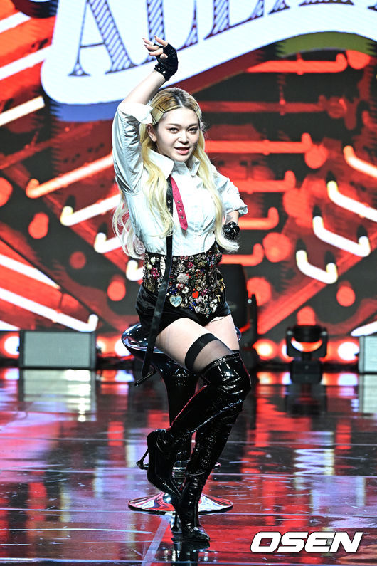11일 오전 서울 청담동 일지아트홀에서 알렉사(AleXa) 새 미니 앨범 'GIRLS GONE VOGUE(걸스 곤 보그) 쇼케이스가 열렸다.<br /><br />'GIRLS GONE VOGUE’는 지난 1월 발표한 싱글 앨범 'TATTO(타투)' 이후 10개월 만에 발표하는 신보이자, 지난 5월 미국 NBC 대규모 경연 프로그램 '아메리칸 송 콘테스트(American Song Contest)'에서 우승한 이후 선보이는 첫 앨범이다.<br /><br />알렉사가 타이틀곡 'Back in Vogue(백 인 보그)' 포인트 안무를 선보이고 있다. 2022.11.11 /jpnews@osen.co.kr