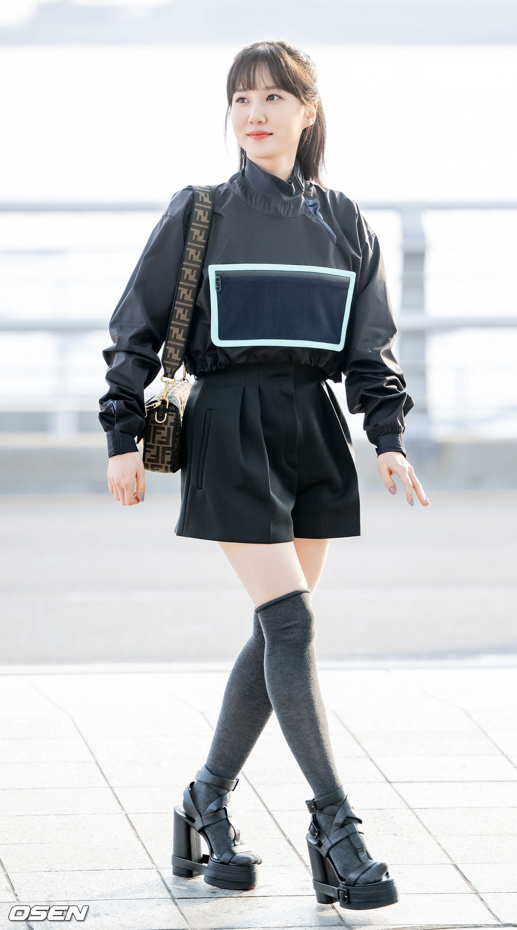 배우 박은빈(PARKEUNBIN)이 10일 오후 인천 중구 운서동 인천국제공항 제1 여객터미널을 통해 '2022 PARK EUN-BIN Asia Fan Meeting Tour’(2022 박은빈 아시아 팬 미팅 투어) 일정 참석 차 싱가포르로 출국했다.배우 박은빈이 하차한 후 출국장으로 이동하고 있다. 2022.11.10 / rumi@osen.co.kr