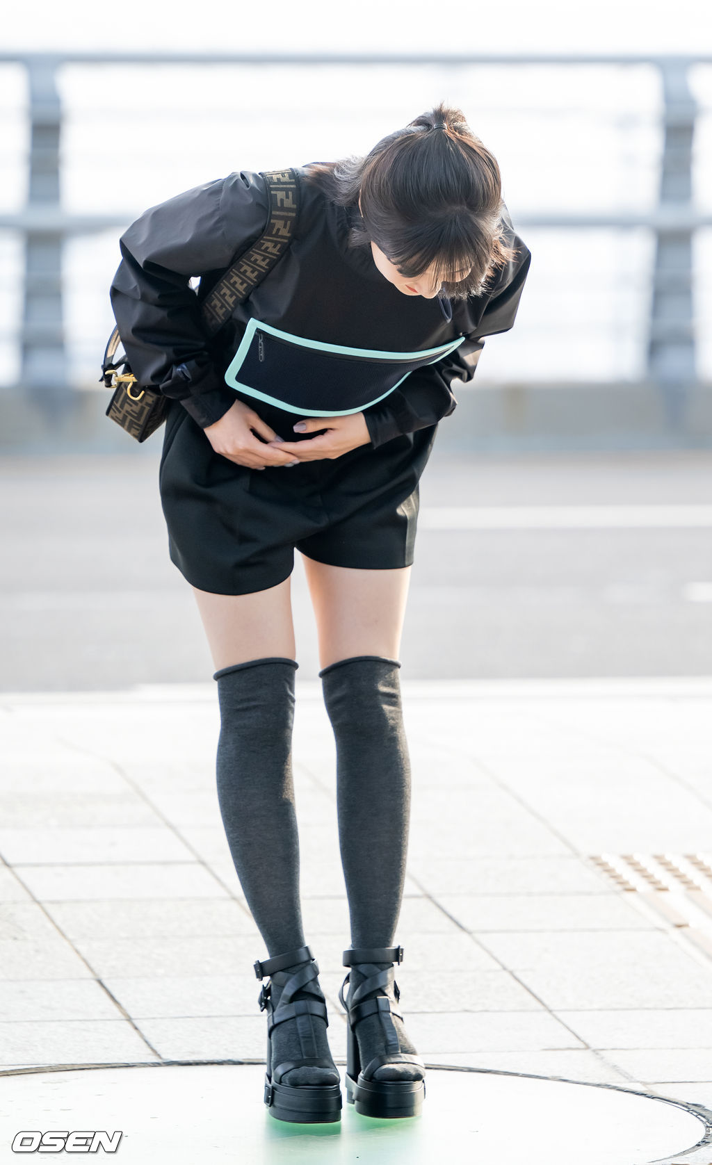 배우 박은빈(PARKEUNBIN)이 10일 오후 인천 중구 운서동 인천국제공항 제1 여객터미널을 통해 '2022 PARK EUN-BIN Asia Fan Meeting Tour’(2022 박은빈 아시아 팬 미팅 투어) 일정 참석 차 싱가포르로 출국했다.배우 박은빈이 하차한 후 출국장으로 이동하며 인사를 하고 있다. 2022.11.10 / rumi@osen.co.kr