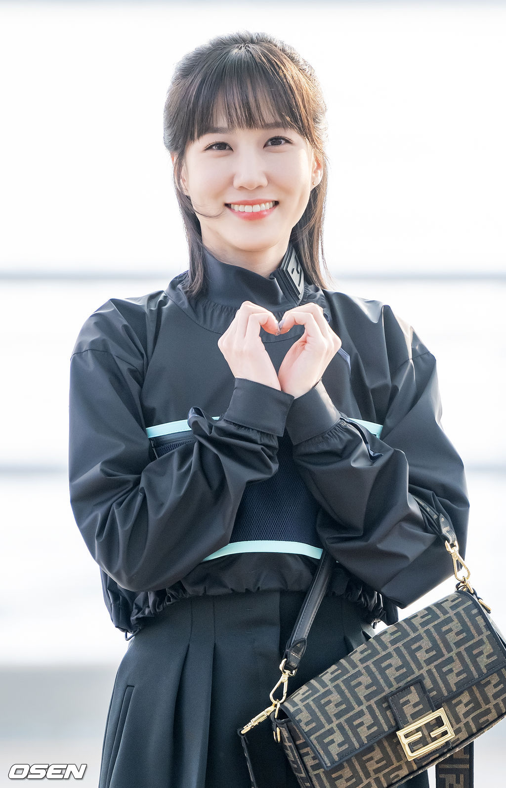 배우 박은빈(PARKEUNBIN)이 10일 오후 인천 중구 운서동 인천국제공항 제1 여객터미널을 통해 '2022 PARK EUN-BIN Asia Fan Meeting Tour’(2022 박은빈 아시아 팬 미팅 투어) 일정 참석 차 싱가포르로 출국했다.배우 박은빈이 하차한 후 출국장으로 이동하고 있다. 2022.11.10 / rumi@osen.co.kr