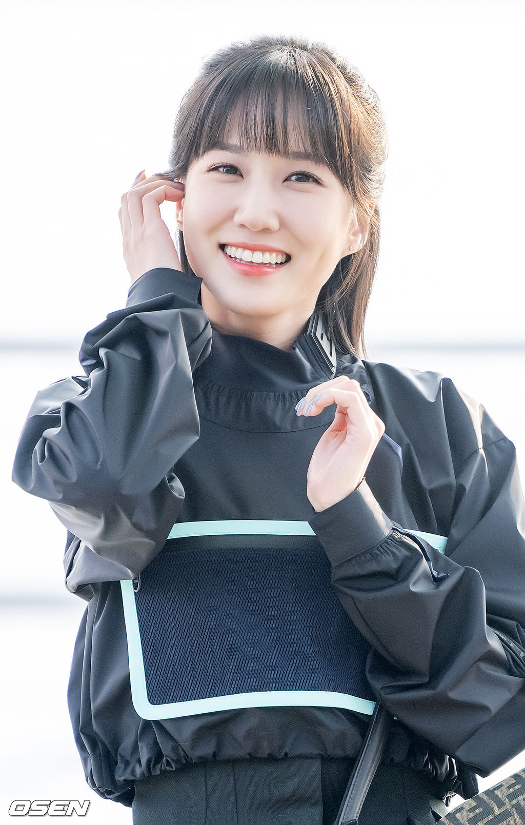 배우 박은빈(PARKEUNBIN)이 10일 오후 인천 중구 운서동 인천국제공항 제1 여객터미널을 통해 '2022 PARK EUN-BIN Asia Fan Meeting Tour’(2022 박은빈 아시아 팬 미팅 투어) 일정 참석 차 싱가포르로 출국했다.배우 박은빈이 하차한 후 출국장으로 이동하고 있다. 2022.11.10 / rumi@osen.co.kr