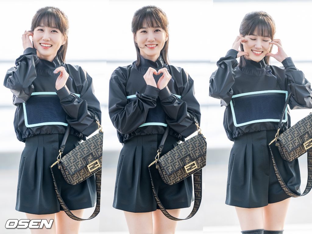 배우 박은빈(PARKEUNBIN)이 10일 오후 인천 중구 운서동 인천국제공항 제1 여객터미널을 통해 '2022 PARK EUN-BIN Asia Fan Meeting Tour’(2022 박은빈 아시아 팬 미팅 투어) 일정 참석 차 싱가포르로 출국했다.배우 박은빈이 하차한 후 출국장으로 이동하며 포즈를 취하고 있다. 2022.11.10 / rumi@osen.co.kr