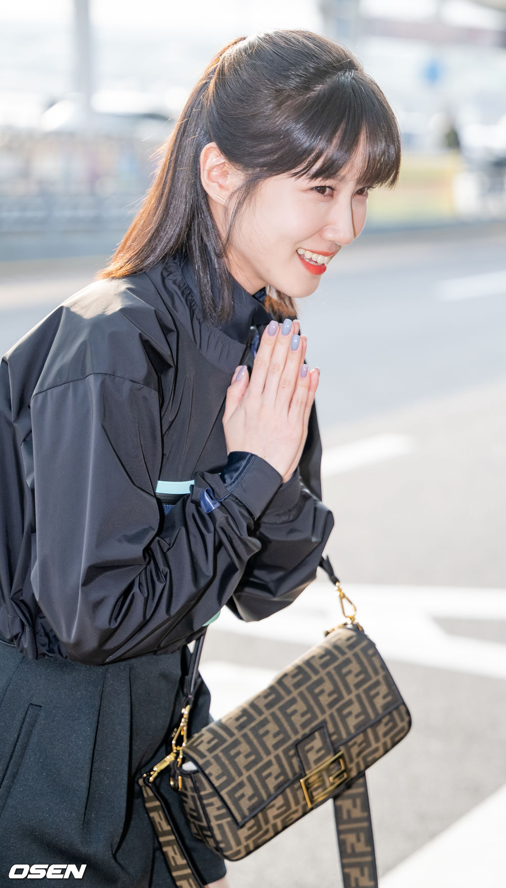배우 박은빈(PARKEUNBIN)이 10일 오후 인천 중구 운서동 인천국제공항 제1 여객터미널을 통해 '2022 PARK EUN-BIN Asia Fan Meeting Tour’(2022 박은빈 아시아 팬 미팅 투어) 일정 참석 차 싱가포르로 출국했다.배우 박은빈이 하차한 후 출국장으로 이동하고 있다. 2022.11.10 / rumi@osen.co.kr