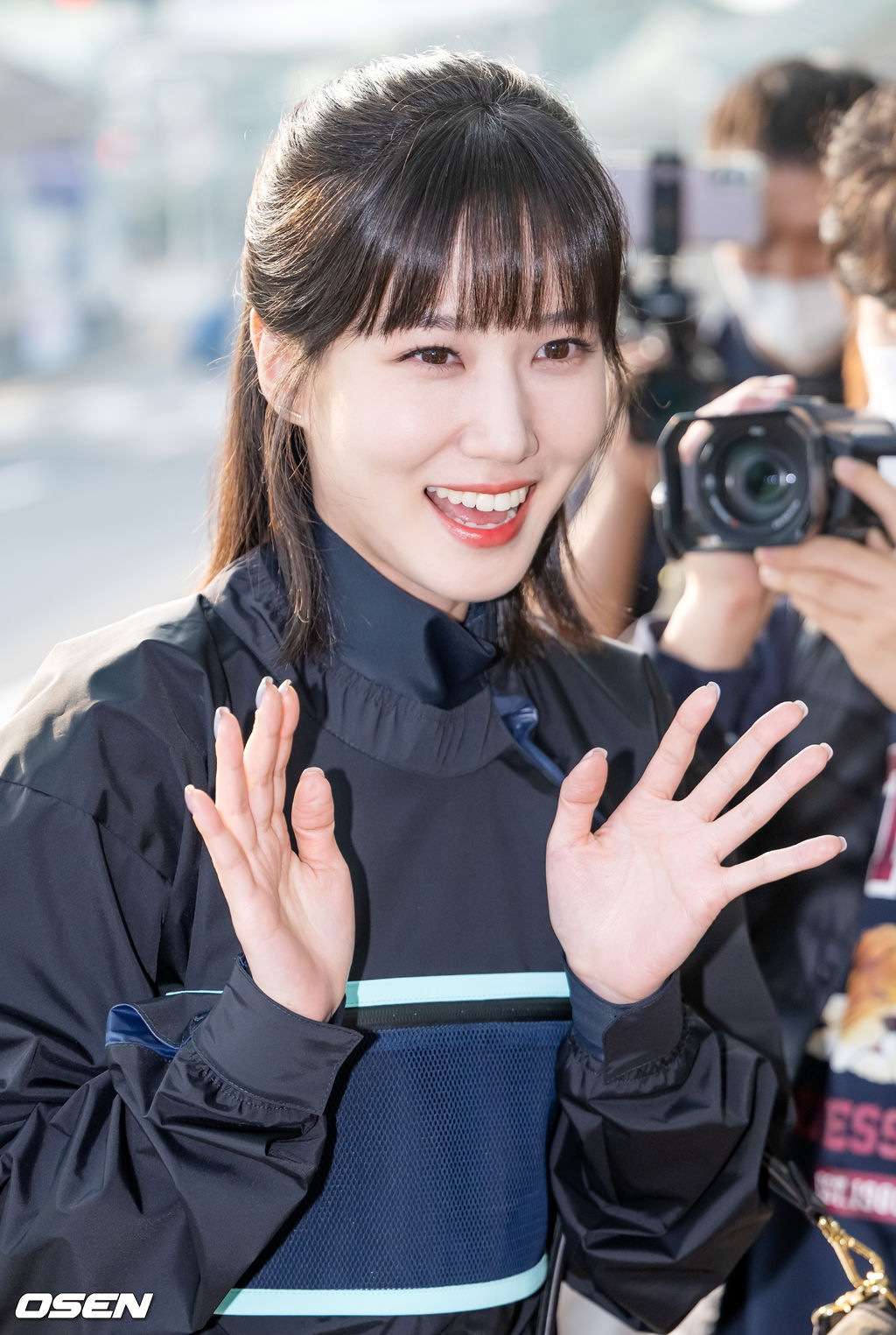 배우 박은빈(PARKEUNBIN)이 10일 오후 인천 중구 운서동 인천국제공항 제1 여객터미널을 통해 '2022 PARK EUN-BIN Asia Fan Meeting Tour’(2022 박은빈 아시아 팬 미팅 투어) 일정 참석 차 싱가포르로 출국했다.배우 박은빈이 하차한 후 출국장으로 이동하며 인사를 하고 있다. 2022.11.10 / rumi@osen.co.kr