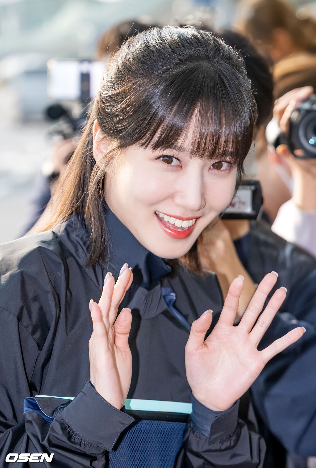 배우 박은빈(PARKEUNBIN)이 10일 오후 인천 중구 운서동 인천국제공항 제1 여객터미널을 통해 '2022 PARK EUN-BIN Asia Fan Meeting Tour’(2022 박은빈 아시아 팬 미팅 투어) 일정 참석 차 싱가포르로 출국했다.배우 박은빈이 하차한 후 출국장으로 이동하며 인사를 하고 있다. 2022.11.10 / rumi@osen.co.kr