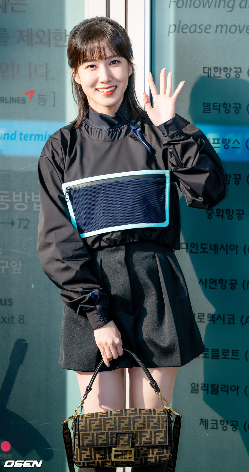 배우 박은빈(PARKEUNBIN)이 10일 오후 인천 중구 운서동 인천국제공항 제1 여객터미널을 통해 '2022 PARK EUN-BIN Asia Fan Meeting Tour’(2022 박은빈 아시아 팬 미팅 투어) 일정 참석 차 싱가포르로 출국했다.배우 박은빈이 하차한 후 출국장으로 이동하며 포즈를 취하고 있다. 2022.11.10 / rumi@osen.co.kr