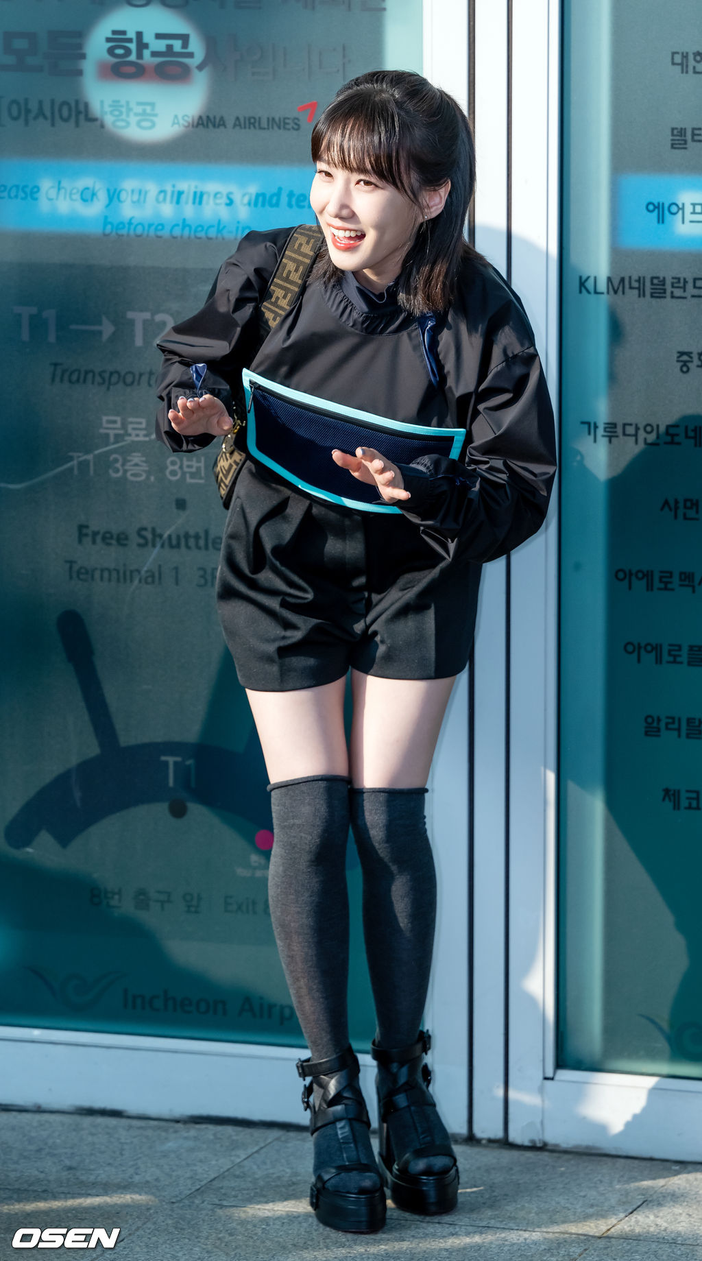 배우 박은빈(PARKEUNBIN)이 10일 오후 인천 중구 운서동 인천국제공항 제1 여객터미널을 통해 '2022 PARK EUN-BIN Asia Fan Meeting Tour’(2022 박은빈 아시아 팬 미팅 투어) 일정 참석 차 싱가포르로 출국했다.배우 박은빈이 하차한 후 출국장으로 이동하며 포즈를 취하고 있다. 2022.11.10 / rumi@osen.co.kr