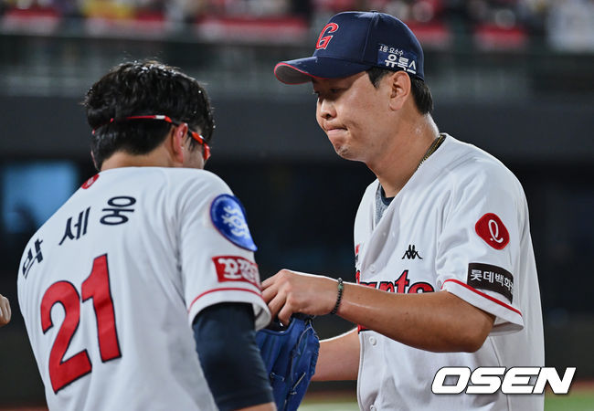 롯데 진명호가 5회초 2사 만루 실점위기에서 문보경을 삼진으로 잡고 박세웅과 하이파이브를 하고 있다. 2022.08.04 / foto0307@osen.co.kr