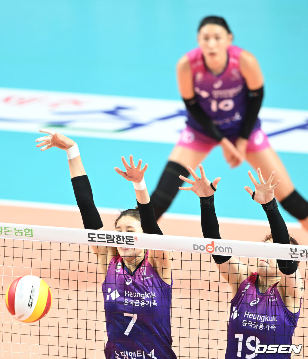 1세트 흥국생명 김나희가 블로킹을 성공하고 있다. 2022.11.10 /cej@osen.co.kr