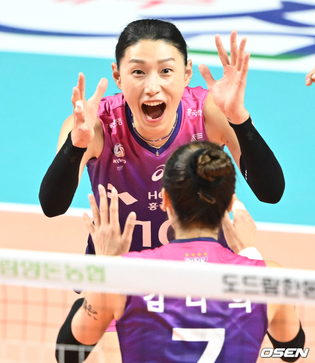 1세트 흥국생명 김연경이 김나희의 블로킹 성공에 기뻐하고 있다. 2022.11.10 /cej@osen.co.kr