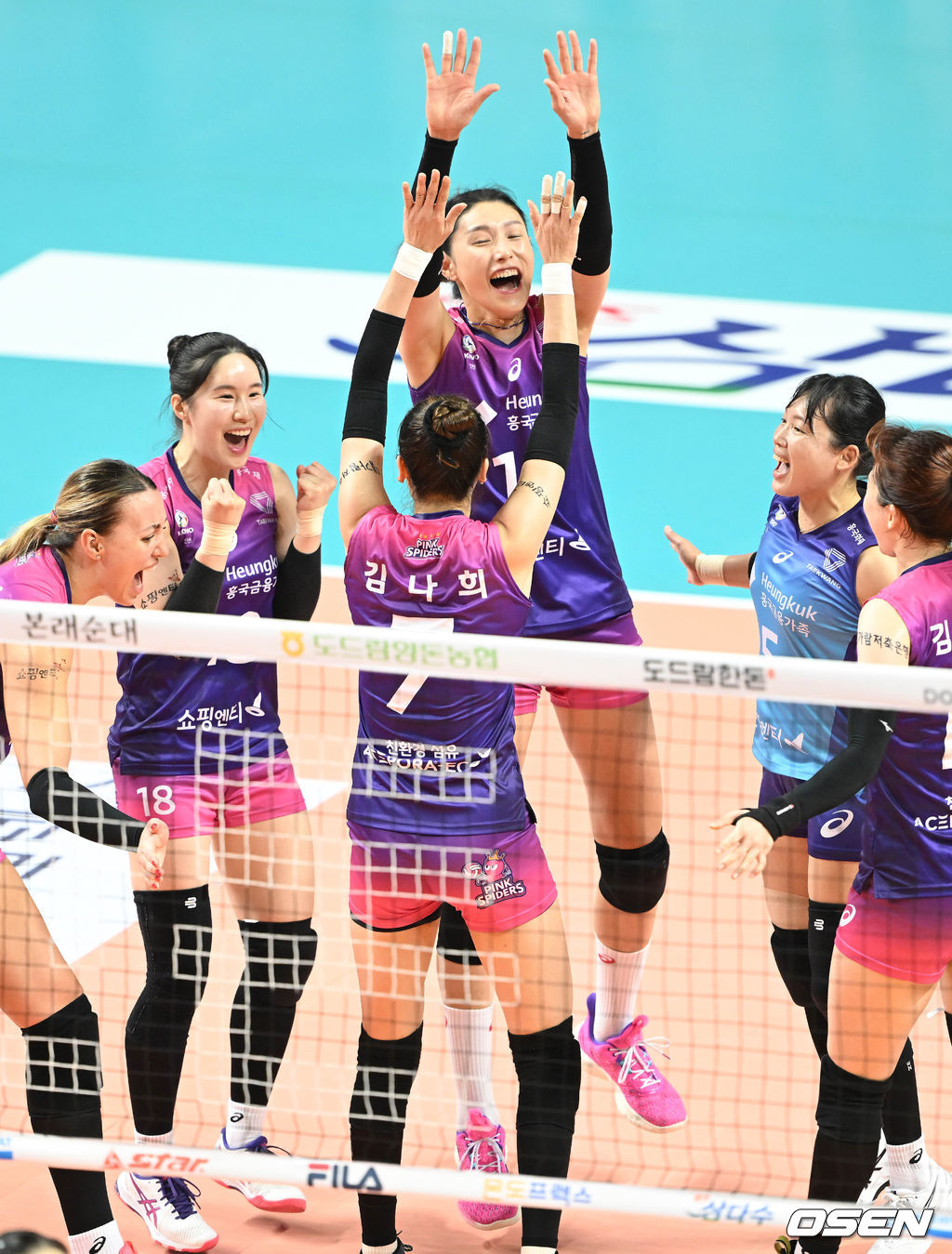 1세트 흥국생명 김연경이 김나희의 블로킹 성공에 기뻐하고 있다. 2022.11.10 /cej@osen.co.kr