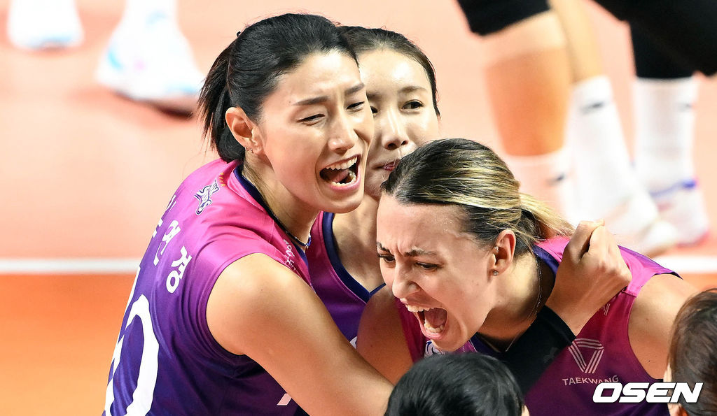 2세트 흥국생명 김연경, 옐레나가 득점에 포효하고 있다. 2022.11.10 /cej@osen.co.kr