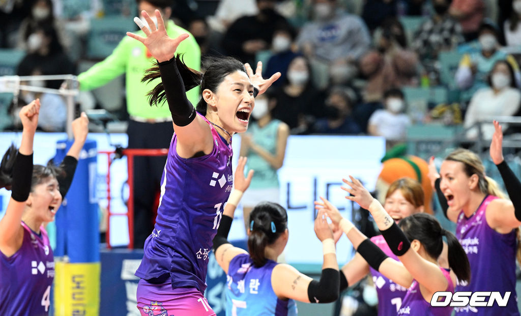 경기 종료 후 흥국생명 김연경이 승리에 기뻐하고 있다. 2022.11.10 /cej@osen.co.kr