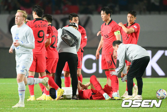 11일 오후 경기도 화성종합경기타운주경기장에서 ‘하나은행 초청 국가대표팀 친선경기’ 대한민국과 아이슬란드의 경기가 열렸다.전반 부상 당한 박지수가 쓰러져 있다.  2022.11.11 /  soul1014@osen.co.kr