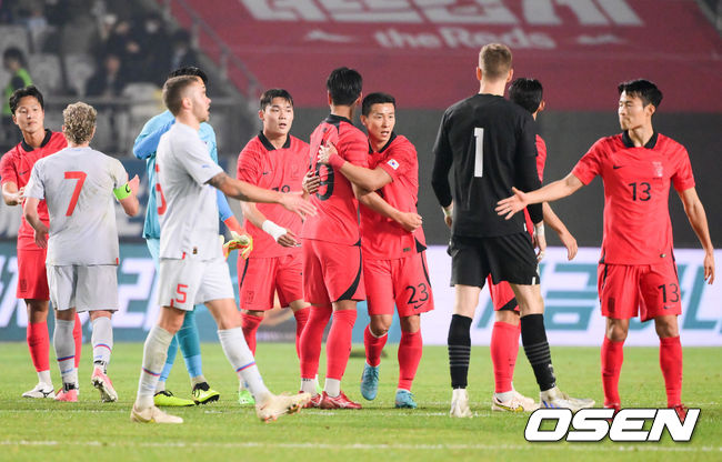 경기종료 후 축구대표팀 선수들이 승리에도 불구하고 아쉬워하고 있다. 2022.11.11 / soul1014@osen.co.kr