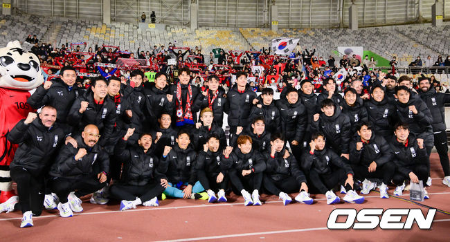 출정식에서 축구대표팀이 팬들과 함께 사진을 찍고 있다.  2022.11.11 /  soul1014@osen.co.kr