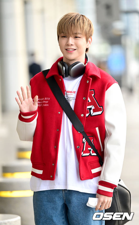 강다니엘이 출국하며 포즈를 취하고 있다. 2022.10.14 / dreamer@osen.co.kr
