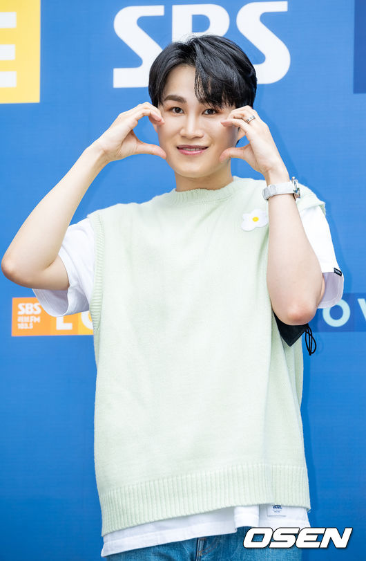 가수 김희재가 방송국으로 이동하며 인사를 하고 있다. 2022.07.07/rumi@osen.co.kr