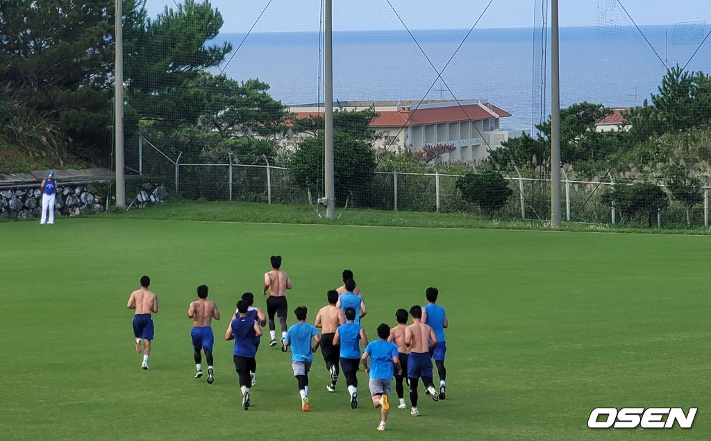 일본 오키나와 마무리 캠프에 참가 중인 삼성 라이온즈 투수들이 러닝 훈련을 하고 있다. /what@osen.co.kr