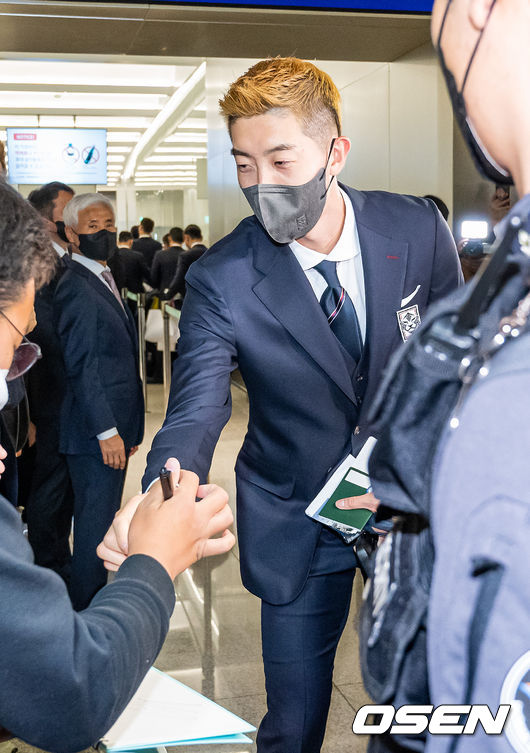 13일 오후 대표팀 조현우가 출국장으로 향하며 팬들에게 사인을 해주고 있다. 2022.11.13 / rumi@osen.co.kr