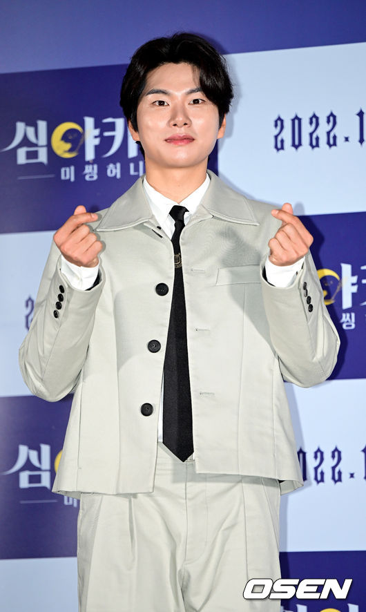 배우 이이경이 포토타임을 하고 있다. 2022.11.11 / dreamer@osen.co.kr