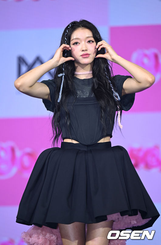 14일 오후 서울 광진구 예스24 라이브홀에서 그룹 오마이걸 유아의 두 번째 솔로 미니 앨범 '셀피쉬(SELFISH)' 쇼케이스가 열렸다.가수 유아가 포토타임을 가지고 있다. 2022.11.14 /sunday@osen.co.kr