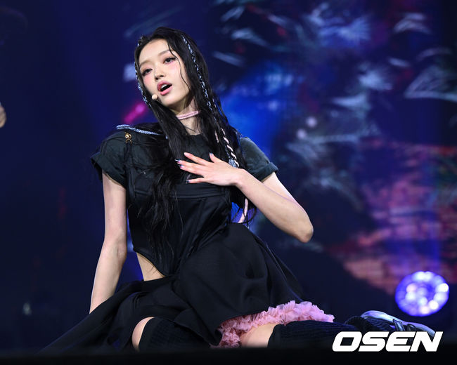 14일 오후 서울 광진구 예스24 라이브홀에서 그룹 오마이걸 유아의 두 번째 솔로 미니 앨범 '셀피쉬(SELFISH)' 쇼케이스가 열렸다.가수 유아가 신곡 무대를 선보이고 있다. 2022.11.14 /sunday@osen.co.kr