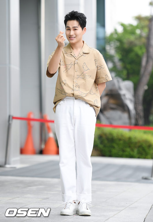 26일 오전 서울 마포구 상암 MBC 주차장에서 MBC '꼰대인턴' 방구석 팬미팅 출근길 행사가 열렸다.가수 김희재가 포즈를 취하며 방송국에 들어서고 있다. /cej@osen.co.kr