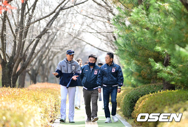 두산 이승엽 감독(맨 왼쪽), 김태룡 단장(가운데), 전풍 사장이 오전 훈련을 마치고 이동하며 대화를 나누고 있다. 2022.10.24 / dreamer@osen.co.kr