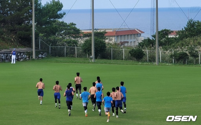 일본 오키나와 마무리 캠프에 참가 중인 삼성 라이온즈 투수들이 러닝 훈련을 하고 있다. /what@osen.co.kr