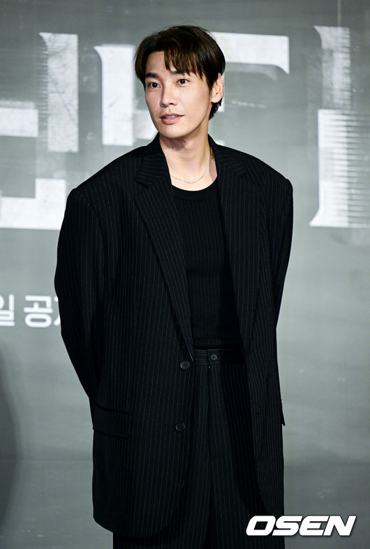 배우 김영광이 취재진을 향해 포즈를 취하고 있다. 2022.11.15 /ksl0919@osen.co.kr