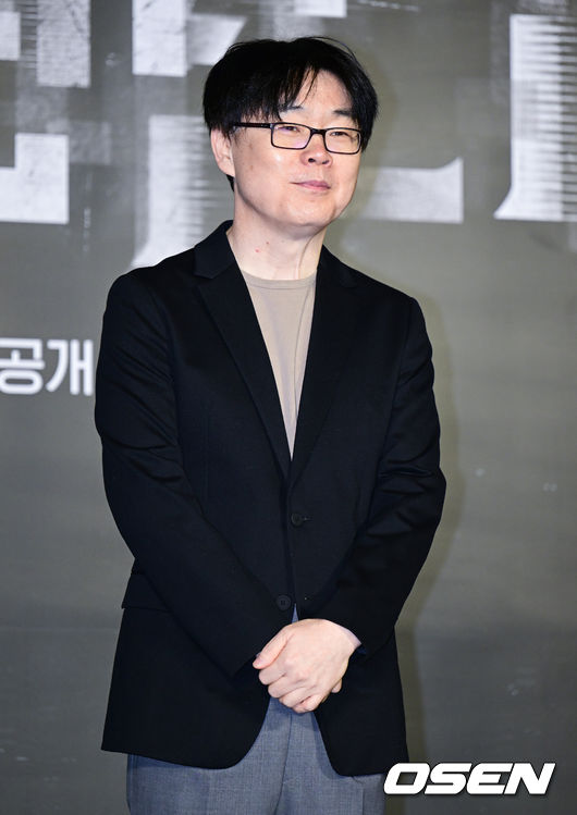 15일 오후 서울 광진구 롯데시네마 건대점에서 넷플릭스 드라마 ‘썸바디’ 제작발표회가 열렸다. 정지우 감독이 취재진을 향해 포즈를 취하고 있다. 2022.11.15 /ksl0919@osen.co.kr