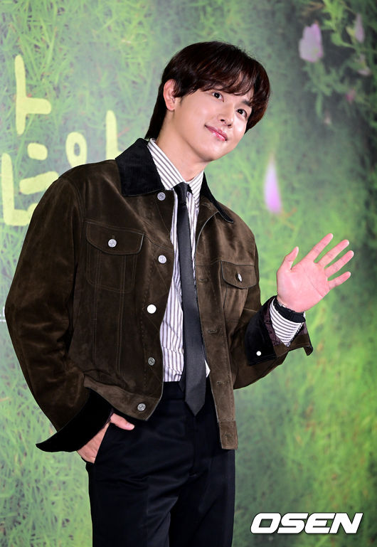 15일 오후 서울 상암동 스탠포드호텔에서 지니TV 오리지널 드라마 ‘아무것도 하고 싶지 않아’ 제작발표회가 열렸다.드라마 '아무것도 하고 싶지 않아'는 인생 파업을 선언한 자발적 백수 여름(설현)과 삶이 물음표인 도서관 사서 대범(임시완)의 쉼표 찾기 프로젝트다. 배우 임시완이 포토타임을 하고 있다. 2022.11.15 / dreamer@osen.co.kr