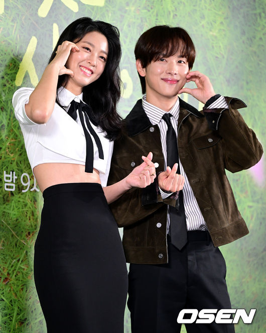 15일 오후 서울 상암동 스탠포드호텔에서 지니TV 오리지널 드라마 ‘아무것도 하고 싶지 않아’ 제작발표회가 열렸다.드라마 '아무것도 하고 싶지 않아'는 인생 파업을 선언한 자발적 백수 여름(설현)과 삶이 물음표인 도서관 사서 대범(임시완)의 쉼표 찾기 프로젝트다. 배우 김설현과 임시완이 포토타임을 하고 있다. 2022.11.15 / dreamer@osen.co.kr