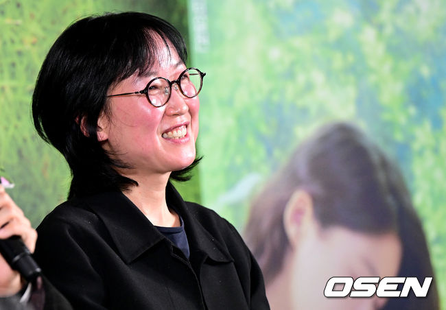 이윤정 감독이 취재진의 질문에 답하며 미소짓고 있다. 2022.11.15 / dreamer@osen.co.kr